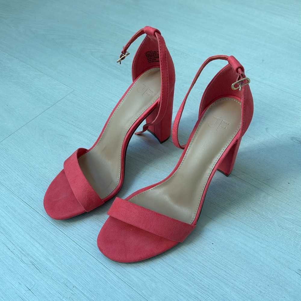 New coral pink sandals. Never used before.
Size 7.
